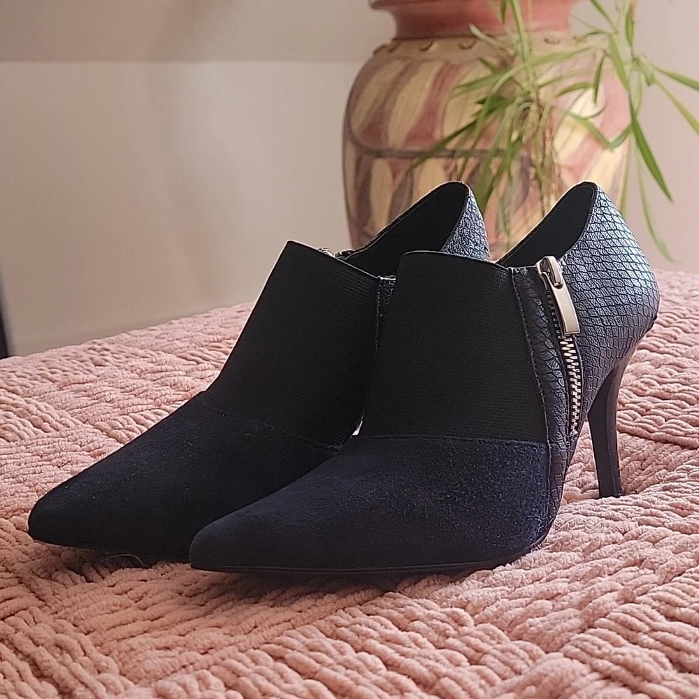 Tahari! Navy Blue Color suede w/leather pumps size 5.5 M Kitten Heels